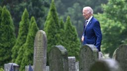 El expresidente Joe Biden llega a la iglesia católica de San José en Brandywine para una misa conmemorativa en el décimo aniversario de la muerte de su hijo, Beau Biden, en Wilmington, Delaware, el 30 de mayo.