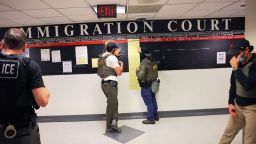 Agentes federales patrullan los pasillos del tribunal de inmigración en el Edificio Federal Jacob K. Javitz el 9 de junio en la ciudad de Nueva York.