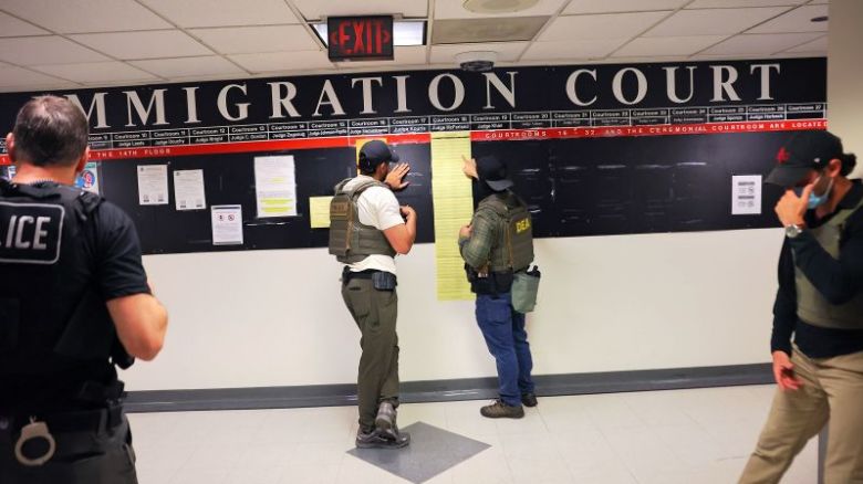 Agentes federales patrullan los pasillos del tribunal de inmigración en el Edificio Federal Jacob K. Javitz el 9 de junio en la ciudad de Nueva York.