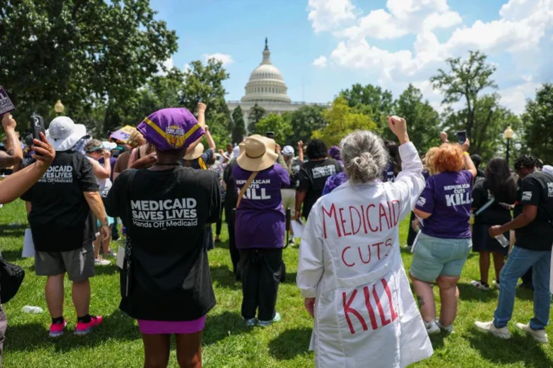 Trabajadores del Sindicato Internacional de Empleados de Servicios se manifiestan frente al Capitolio de Estados Unidos el 26 de junio en Washington.
