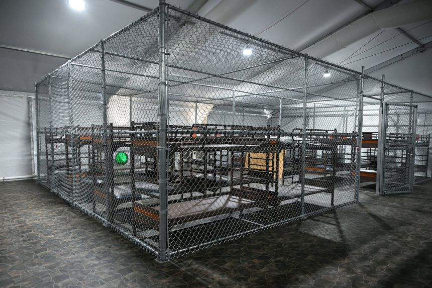 Se pueden ver camas en el centro de detención de inmigración 