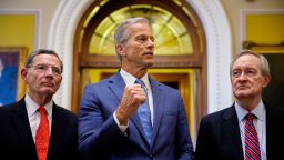 El líder de la mayoría del Senado, John Thune, acompañado por el senador John Barrasso y el senador Mike Crapo, habla con los periodistas fuera del pleno del Senado después de que el Senado aprobara la llamada Ley "Un Proyecto de Ley, Grande y Hermoso" del presidente Donald Trump en el Capitolio de Estados Unidos el 1 de julio, en Washington, DC.