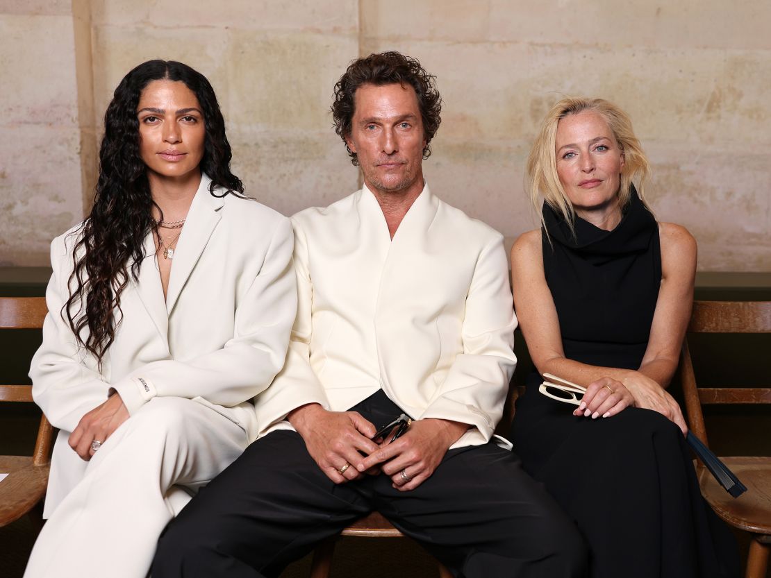 Camilla Alves McConaughey, Matthew McConaughey et Gillian Anderson de Jaquemas.