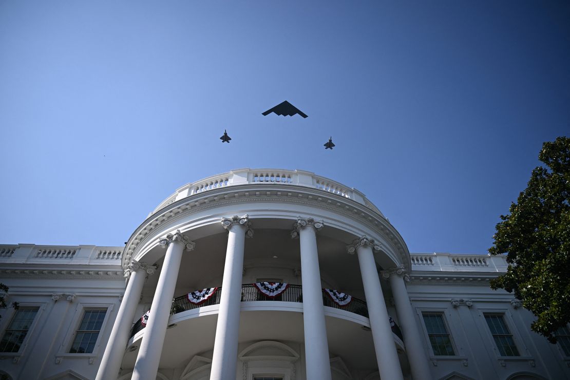 Un bombardero sigiloso B-2 Spirit con dos luchadores sigilosos de Lightning II F-35 volando por la Casa Blanca cuando el presidente Donald Trump y la primera dama Melania Trump participaron en un picnic familiar militar en el césped sur de la Casa Blanca en Washington, DC, el 4 de julio, lo que resultó en un bombón de sigilo B-2 volando por la Casa Blanca.