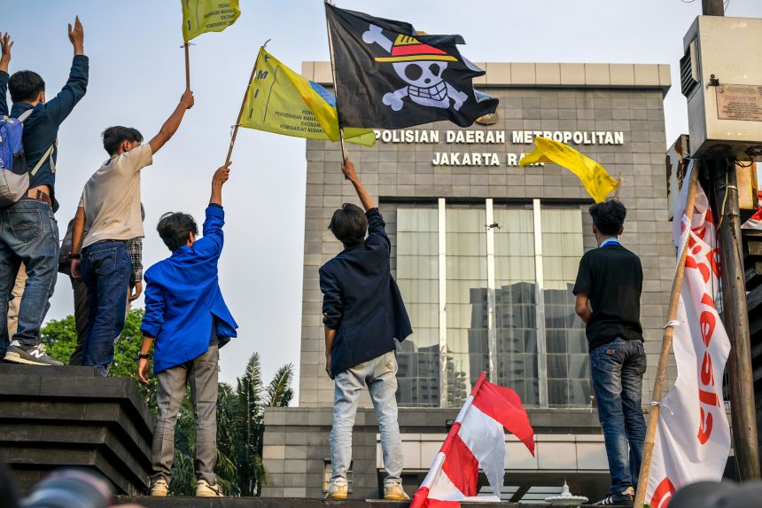 Protesters waved the flag in front of the Greater Jakarta Metropolitan Regional Police Headquarters in Jakarta, Indonesia on August 29th.