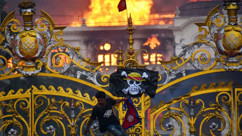 Gen Z протестиращите се обединяват зад флаг на пиратска манга 