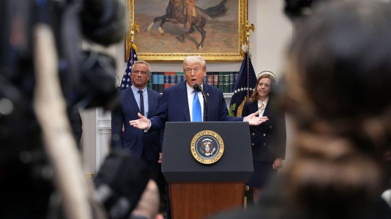 El presidente de EE.UU., Donald Trump, responde preguntas después de hacer un anuncio sobre "hallazgos médicos y científicos significativos para los niños de Estados Unidos" el lunes en Washington.