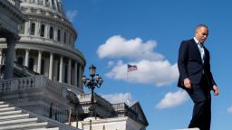 El líder de la minoría demócrata de la Cámara de Representantes, Hakeem Jeffries, llega para hablar con los periodistas frente al Capitolio, en Washington, el 23 de octubre de 2025.