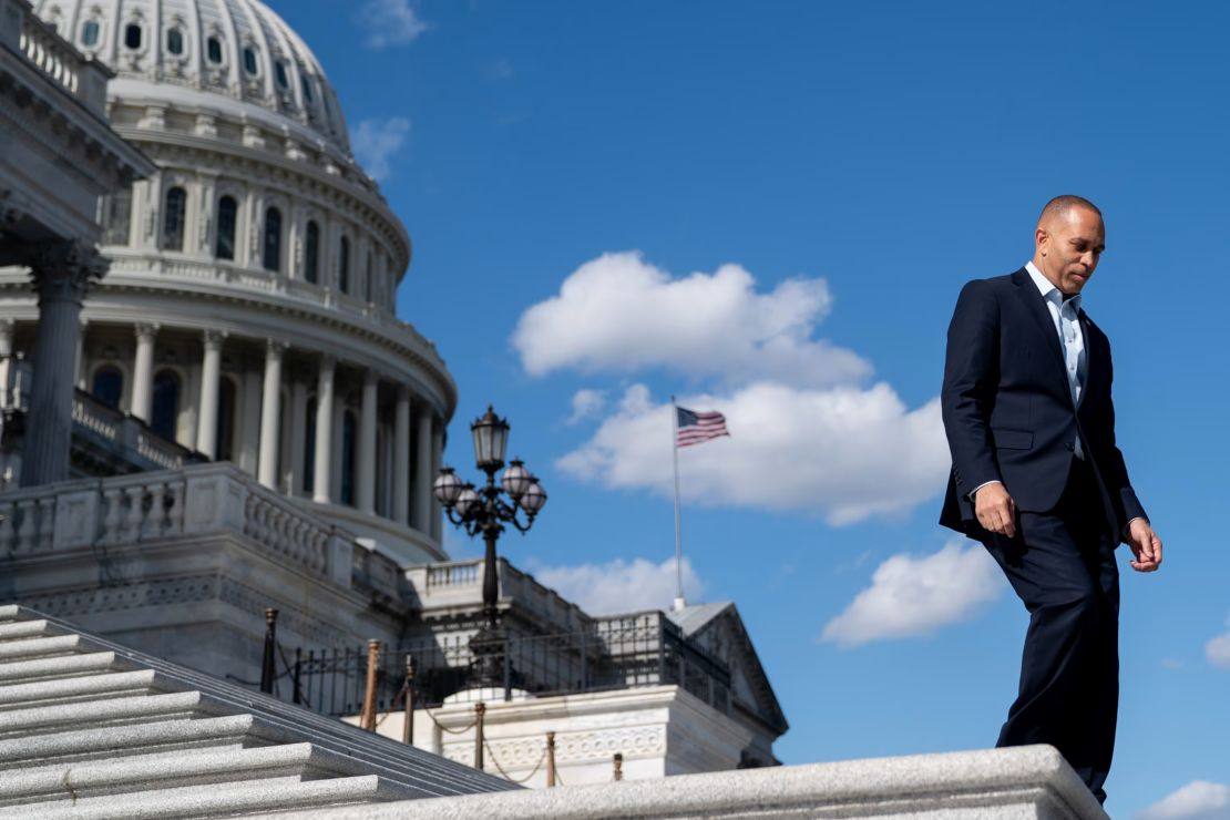 El líder de la minoría demócrata de la Cámara de Representantes, Hakeem Jeffries, llega para hablar con los periodistas frente al Capitolio, en Washington, el 23 de octubre de 2025.