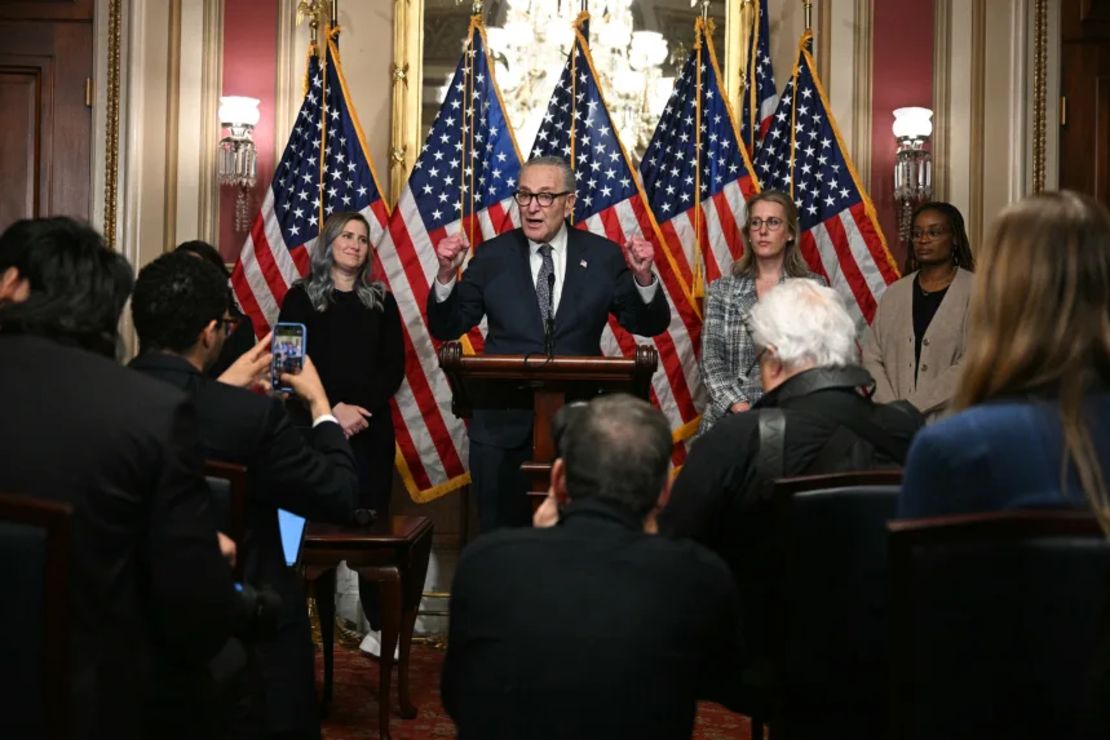 El líder de la minoría demócrata del Senado, Chuck Schumer, habla durante una rueda de prensa en el Capitolio, en Washington, el 29 de octubre de 2025.