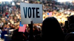 Una asistente sostiene un cartel que dice "Vota" durante un acto de campaña de la exrepresentante Abigail Spanberger, candidata demócrata a la gobernación de Virginia, en Norfolk, el 1 de noviembre.