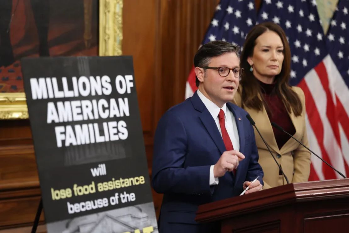 El presidente de la Cámara de Representantes de Estados Unidos, Mike Johnson, habla junto a la secretaria de Agricultura, Brooke Rollins, durante una rueda de prensa en el Capitolio, el 31 de octubre de 2025.