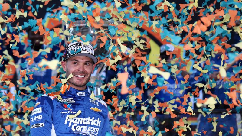 Kyle Larson outlasts Denny Hamlin to win second career NASCAR Cup Series championship