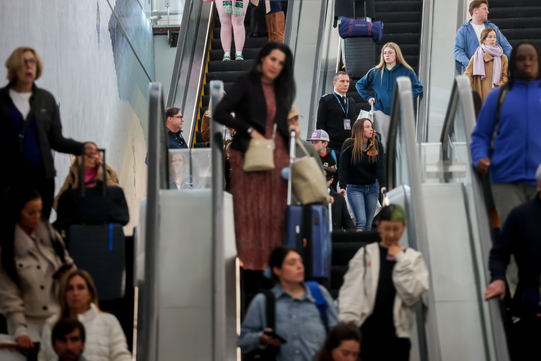 Los viajeros llegan a la Terminal B del aeropuerto LaGuardia en Queens, Nueva York, el viernes.
