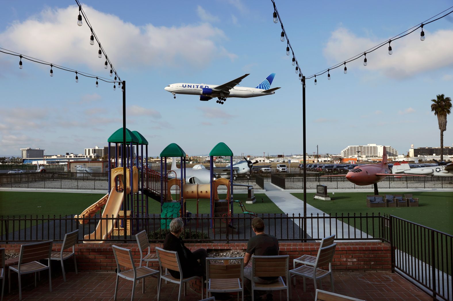 A United Airlines plane descends to land at Los Angeles International Airport on Thursday, November 6. The Federal Aviation Administration began <a href="index.php?page=&url=https%3A%2F%2Fwww.cnn.com%2F2025%2F11%2F05%2Fus%2Fairport-traffic-cuts-government-shutdown">reducing flights</a> a day later because of the government shutdown.