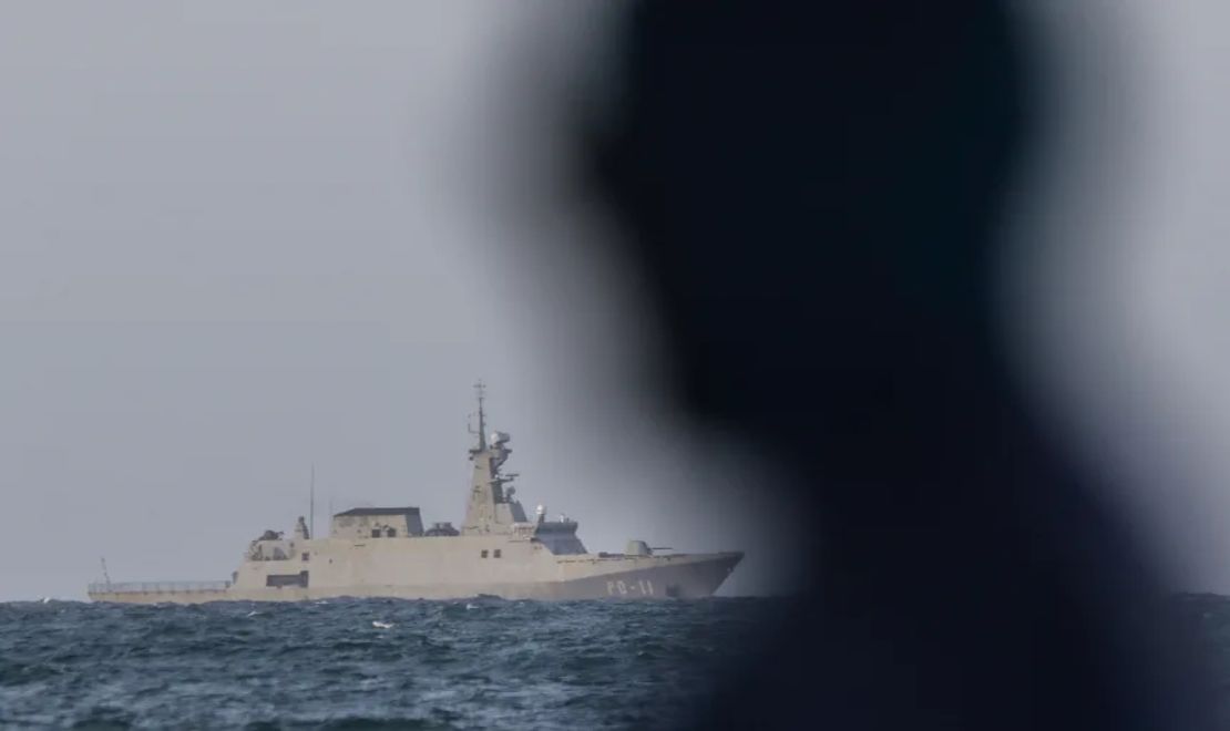 Un barco patrullero de la Armada venezolana navega cerca de la refinería El Palito, en Puerto Cabello, Venezuela, el 11 de noviembre dd 2025.