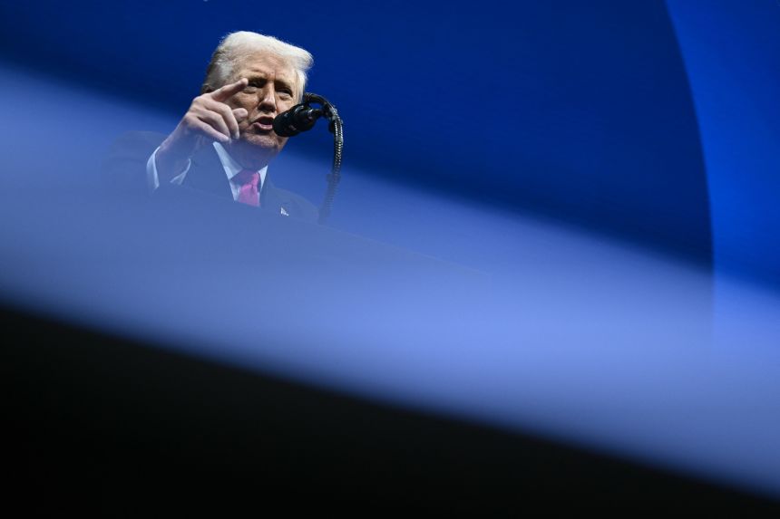 TOPSHOT – Президент США Дональд Трамп виступає з промовою на Американо-саудівському інвестиційному форумі в Центрі виконавських мистецтв імені Джона Ф. Кеннеді у Вашингтоні, округ Колумбія, 19 листопада 2025 року.