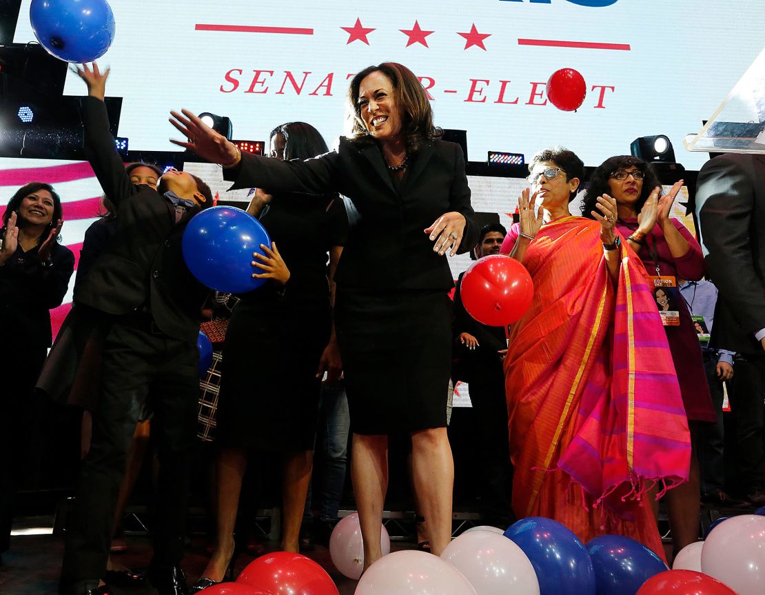 Dalam foto tahun 2016 ini, Kamala Harris merayakan kemenangannya dalam pemilihan Senat di Los Angeles.