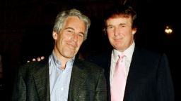Jeffrey Epstein y Donald Trump posan juntos para una foto en Mar-a-Lago, Florida, en 1997.