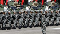 En esta fotografía de 2017, las tropas del Ejército Popular de Liberación marchan durante una visita del presidente de China Xi Jinping, que no aparece en la foto, en el cuartel Shek Kong en Hong Kong.