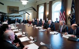 Nesta foto de 2017, o presidente Donald Trump fala com a mídia durante uma reunião de gabinete na Casa Branca em Washington, DC. 