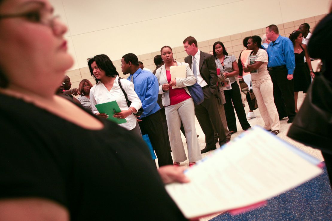 Os candidatos a emprego participam de uma feira de carreira no Toyota Center em Houston, Texas, em 5 de agosto de 2009.