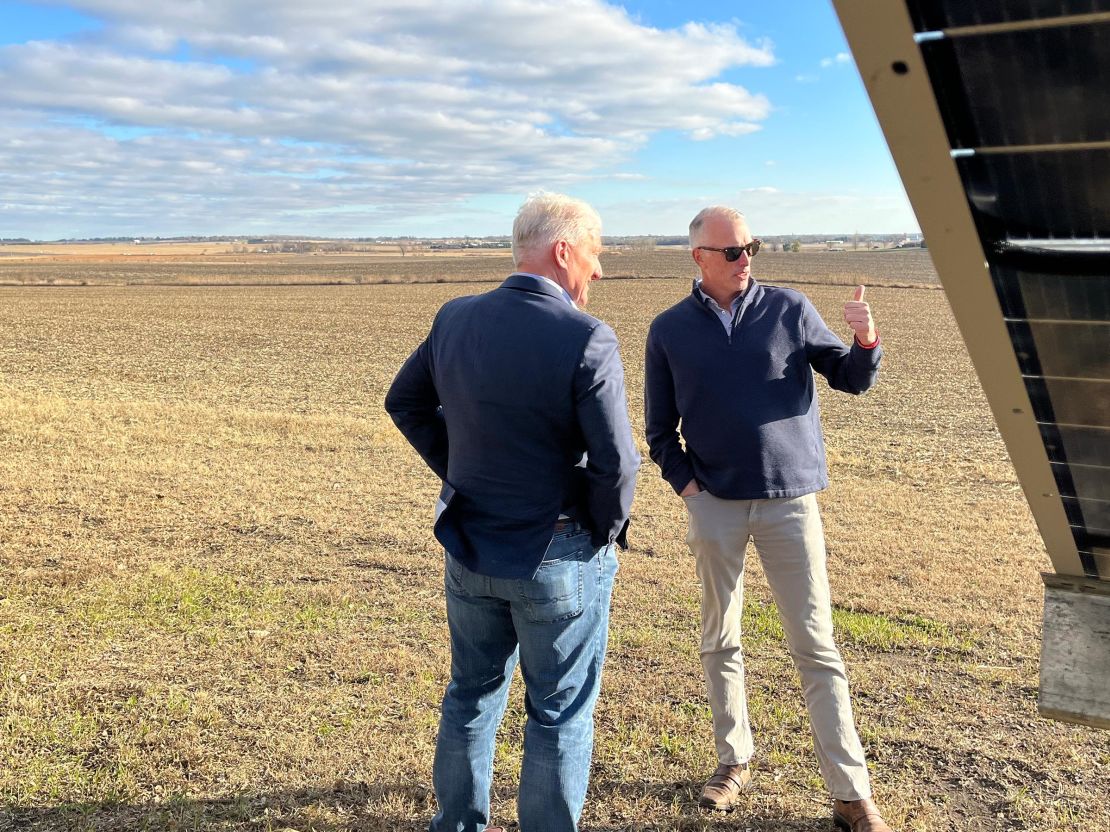 Republikeinse kiezer Chris Mudd geeft een rondleiding door een zonnepaneleninstallatie nabij Cedar Falls, Iowa.