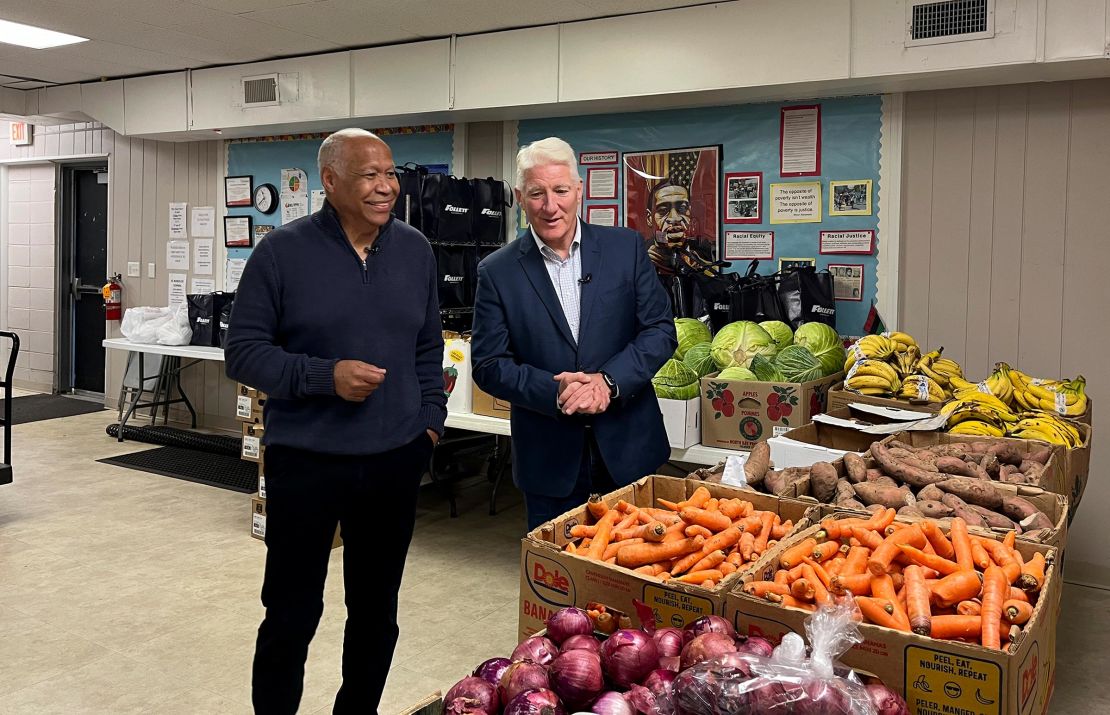 O apoiador de Kamala Harris, Marvin Boyer, oferece a John King da CNN um tour pela despensa de alimentos do Easton Area Neighborhood Center. 