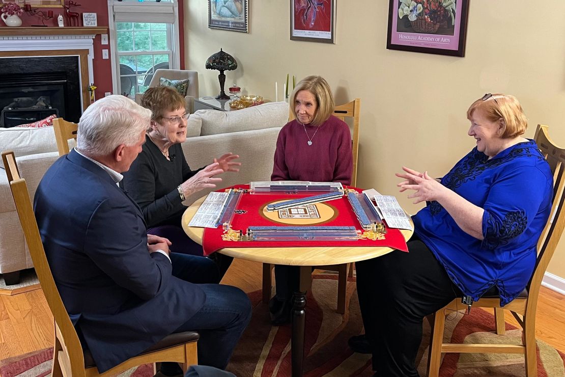 Os eleitores da Pensilvânia, Darrell Ann Murphy, Pamela Aita e Catherine Long, refletem sobre o resultado da eleição durante um jogo de Mahjong em Easton, Pensilvânia.