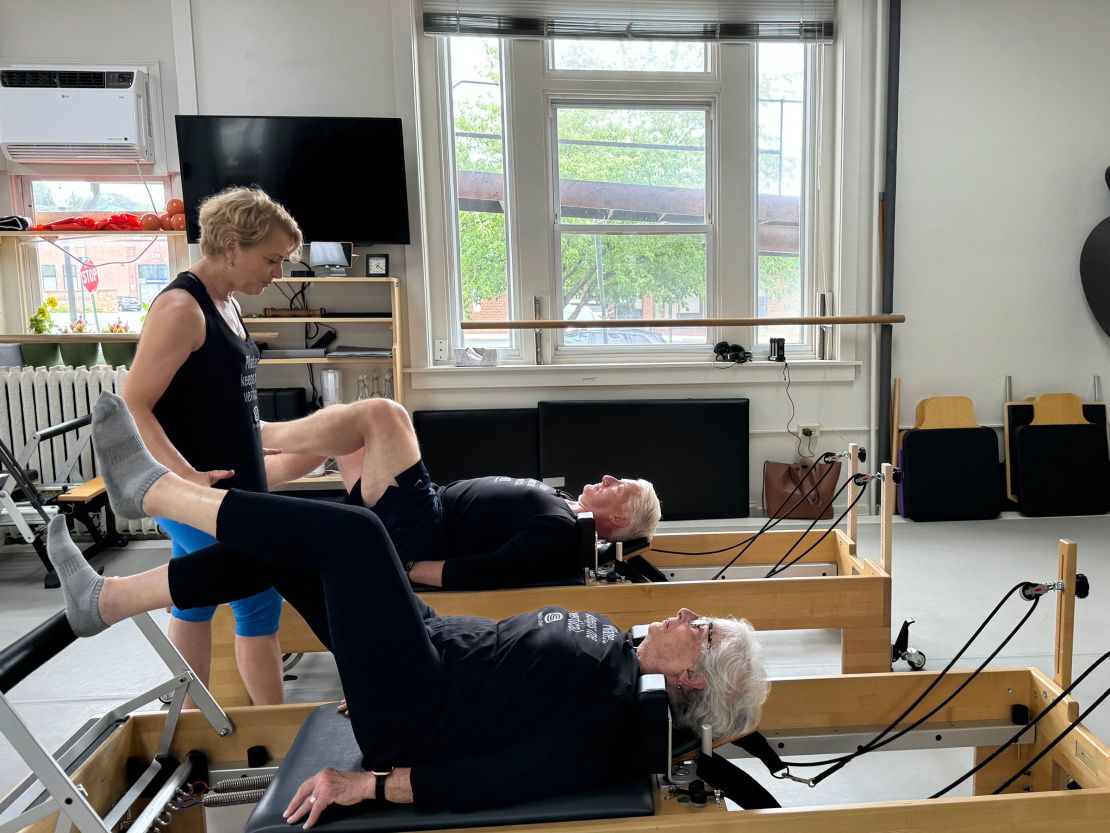 Pat Levin, yang akan berusia 95 tahun dalam beberapa minggu, mengajak John King dari CNN dalam latihan pilates favoritnya.