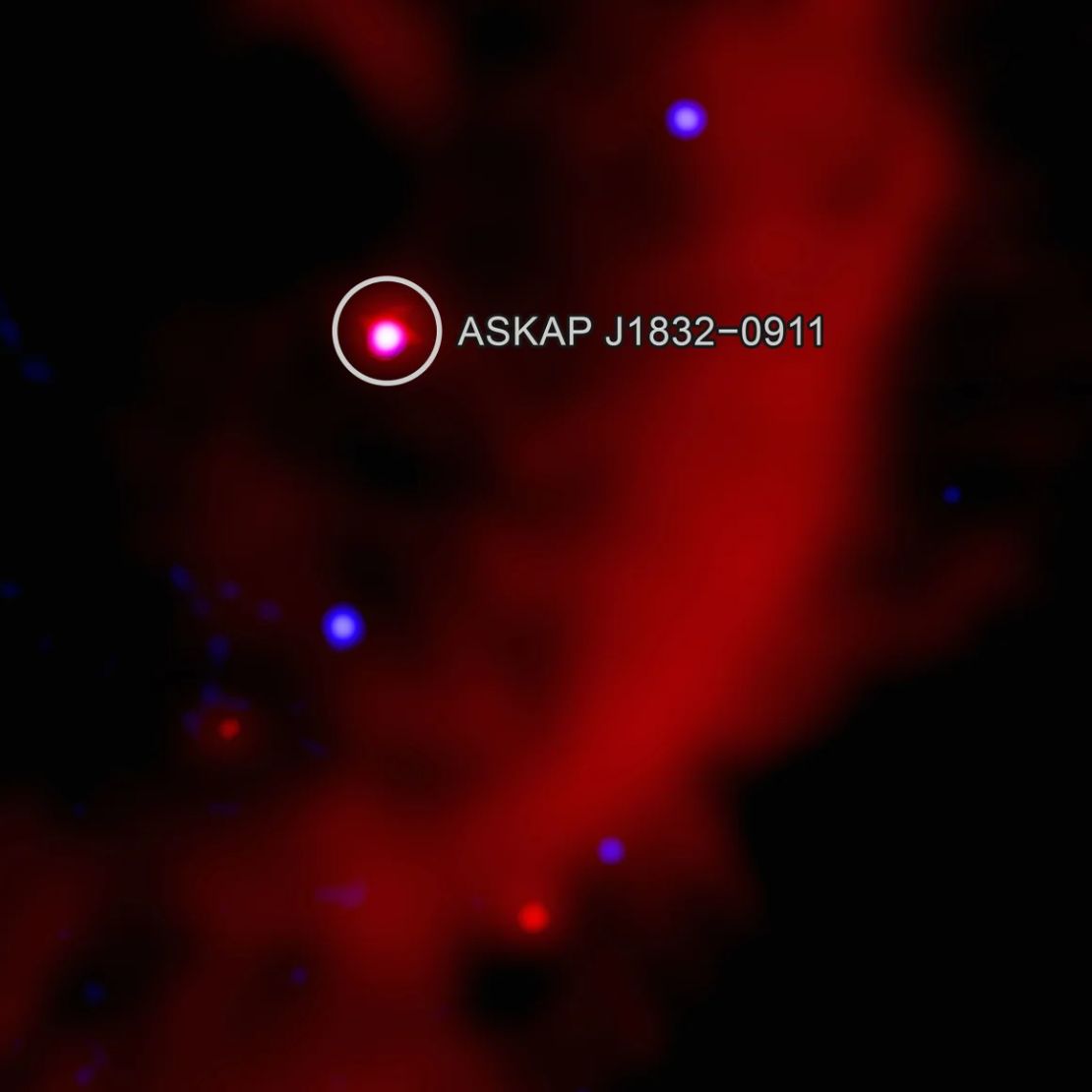 Una imagen compuesta en primer plano muestra el brillo de ASKAP J1832-0911 en luz de rayos X y radio.