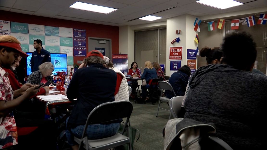 Staf kampanye bekerja di dalam ruangan orang Amerika Latin untuk kantor Trump di Reading, Pennsylvania.