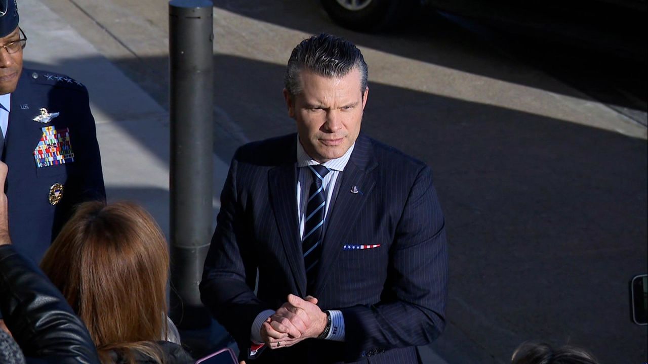 O secretário de Defesa dos EUA, Pete Hegseth, chega ao Pentágono em Arlington, Virgínia, na segunda-feira, 27 de janeiro de 2025.