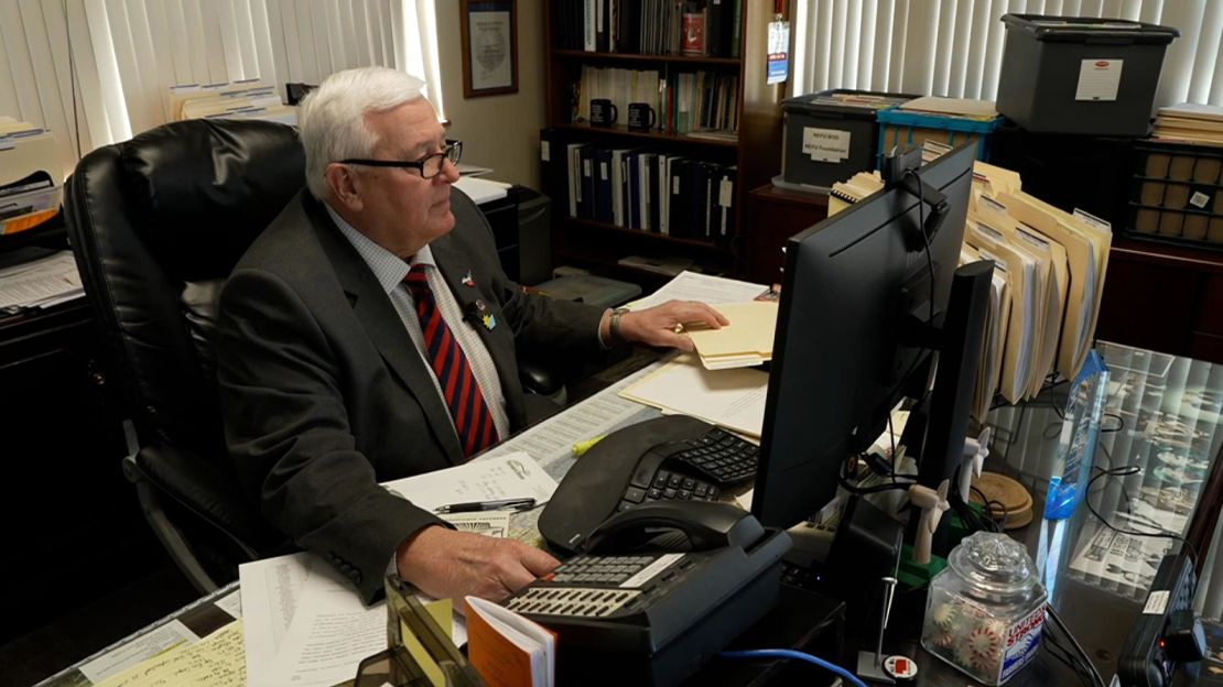 John Hansen, presidente da União dos Agricultores de Nebraska, em sua mesa em seu escritório em Lincoln.