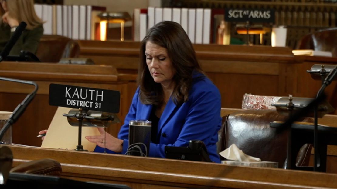 A senadora do estado de Nebraska, Kathleen Kauth, no chão da legislatura estadual em Lincoln.