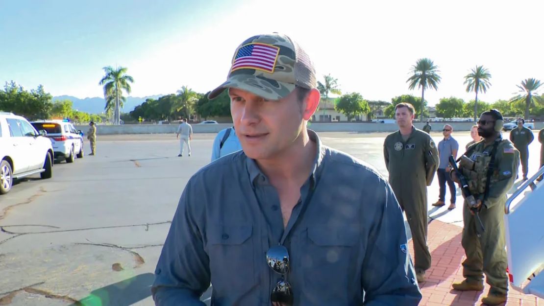 En esta imagen tomada de video, el secretario de Defensa, Pete Hegseth, habla con la prensa el 26 de marzo.