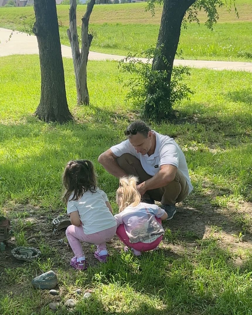 Роман Суровцев з двома доньками