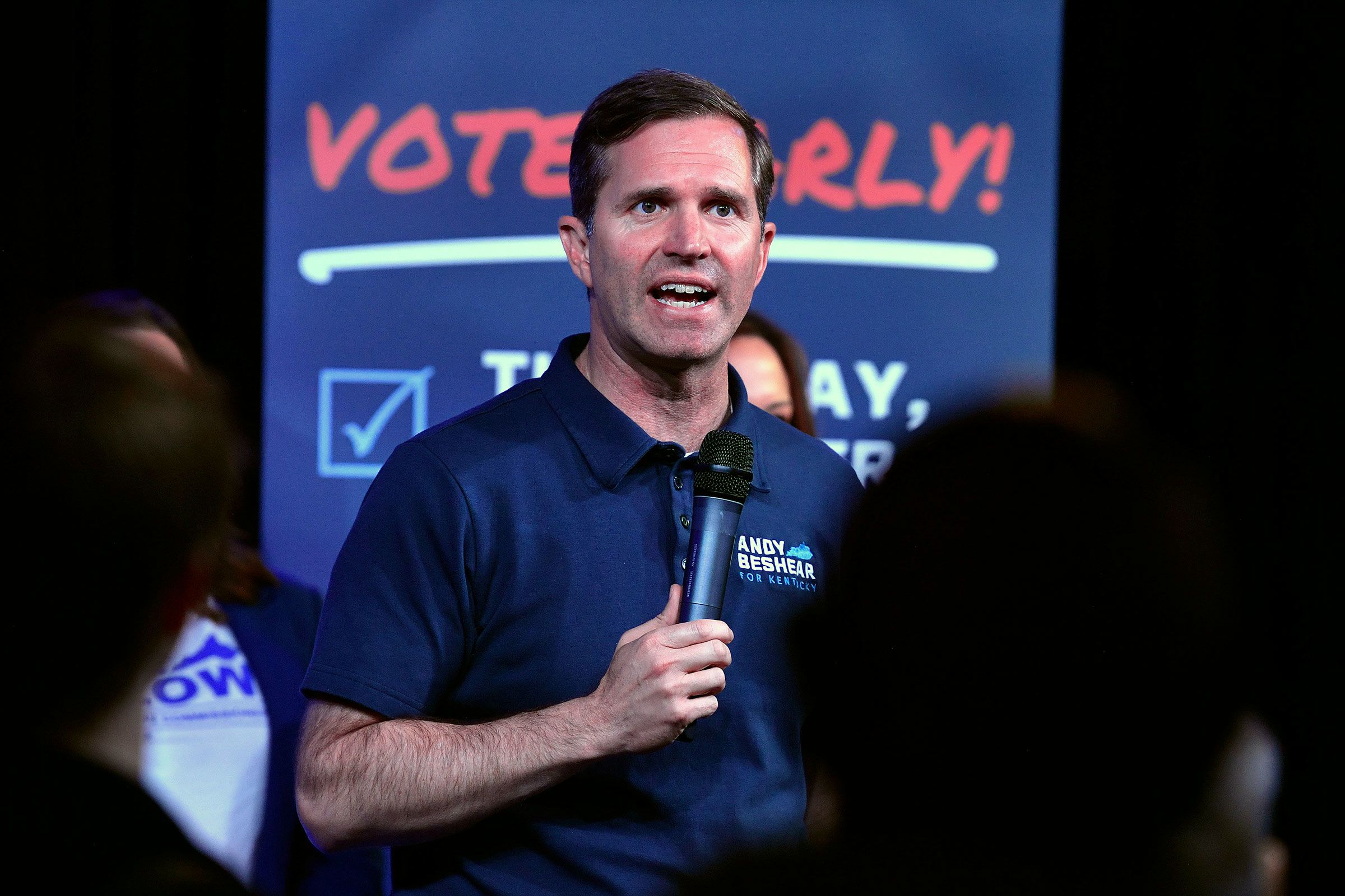  El gobernador Andy Beshear en una conferencia de prensa | Foto: CNN   