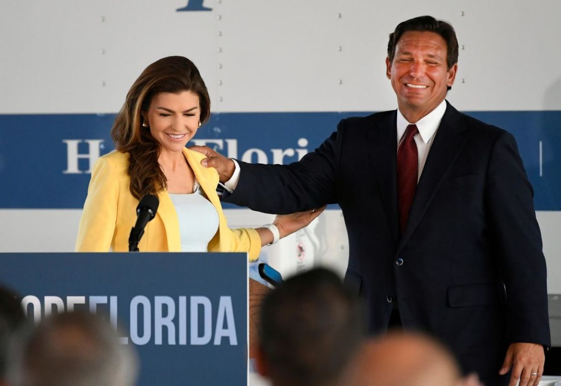 En esta foto de agosto de 2024, el gobernador de Florida, Ron DeSantis, y su esposa Casey DeSantis anuncian un nuevo recurso para la recuperación ante desastres durante una conferencia de prensa en Sarasota.