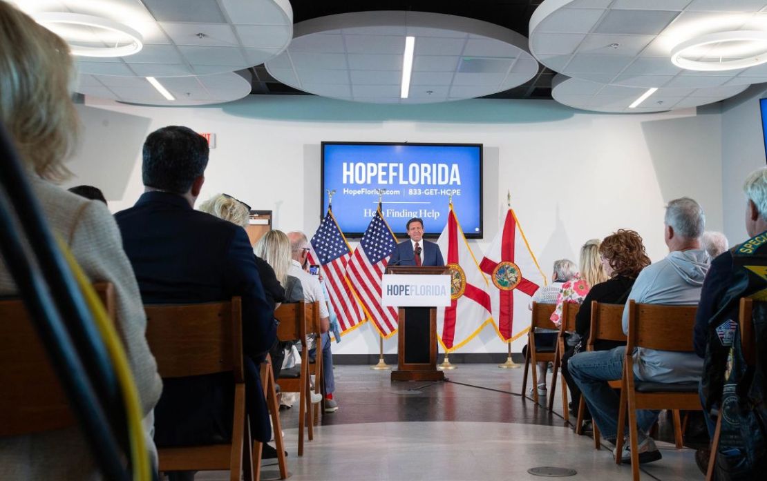 El gobernador de Florida, Ron DeSantis, habla durante una conferencia de prensa en el Pensacola State College, en Pensacola, Florida, el 15 de abril.