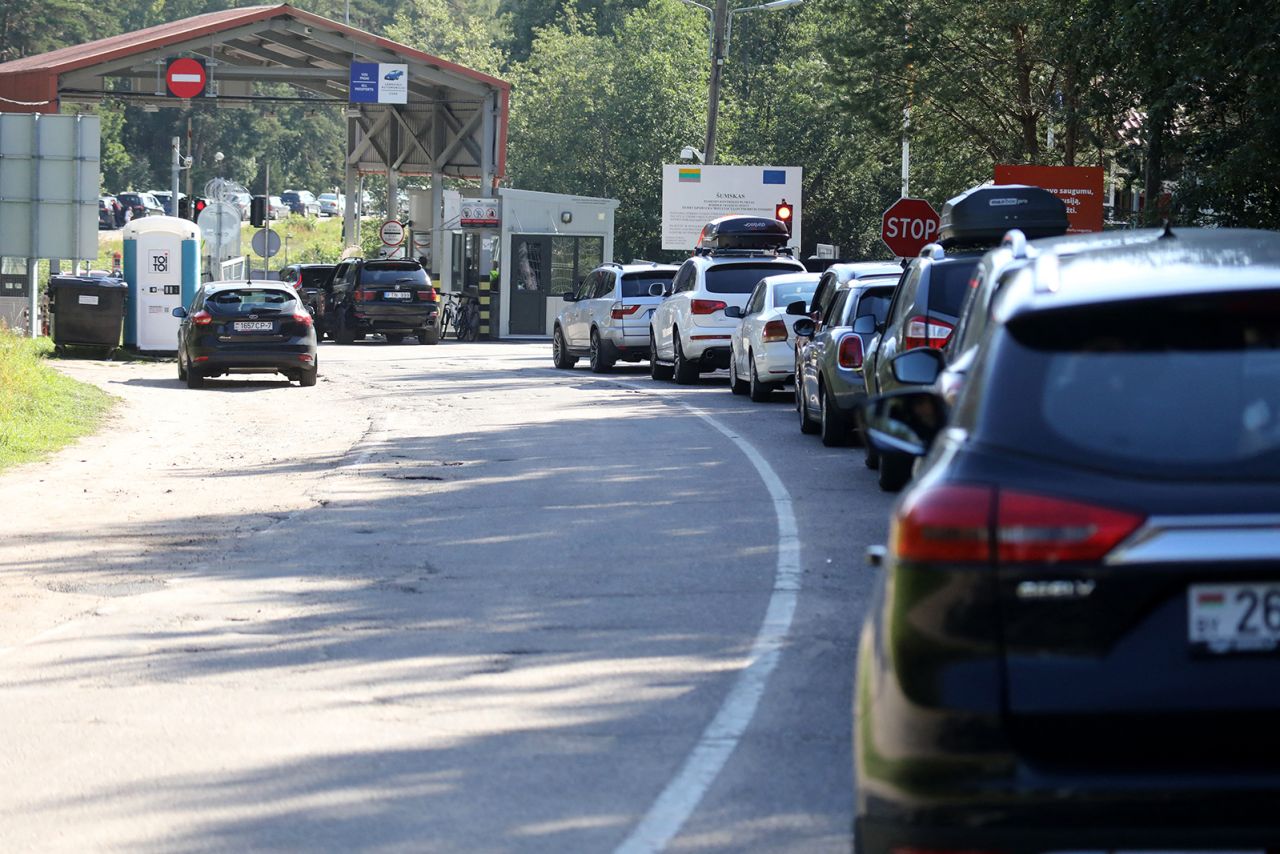 Motorists queue at the Šumskas border crossing point between Lithuania and Belarus on August 12. 