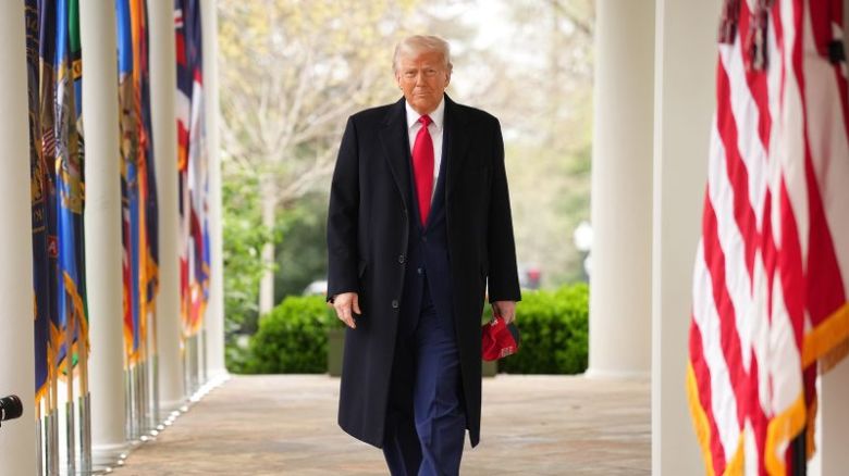 El presidente Donald Trump llega para hablar durante el evento de anuncios comerciales "Hacer que Estados Unidos vuelva a ser rico" en el Jardín de las Rosas de la Casa Blanca el 2 de abril de 2025, en Washington.
