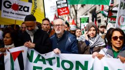 Cựu lãnh đạo Đảng Lao động Jeremy Corbyn, ở giữa, tham gia cùng các nhà hoạt động ủng hộ Palestine trong cuộc biểu tình kêu gọi ngừng bắn giữa Israel và Hamas, tại trung tâm London vào ngày 30 tháng 3 năm 2024. Corbyn đã giành chiến thắng tại khu vực bầu cử Islington North với tư cách là một ứng cử viên độc lập trong cuộc bầu cử ngày 4 tháng 7 năm 2024.