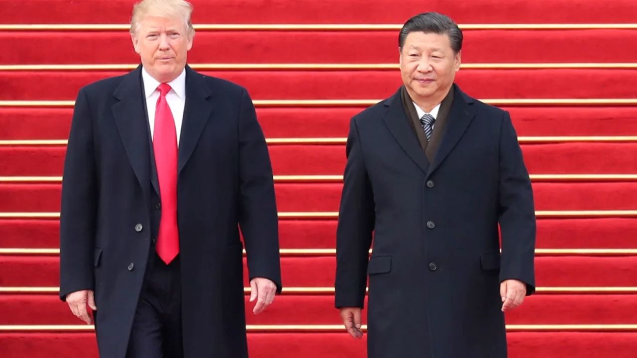 El presidente chino, Xi Jinping (derecha), celebra una gran ceremonia de bienvenida al presidente estadounidense, Donald Trump, en Beijing, el 9 de noviembre de 2017.