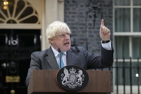 El primer ministro británico saliente, Boris Johnson, habla frente a Downing Street en Londres, Inglaterra, el 6 de septiembre.