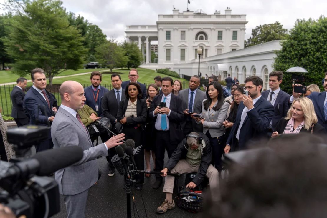 El subsecretario general de la Casa Blanca, Stephen Miller, habla con la prensa frente a la Casa Blanca el viernes 9 de mayo de 2025, en Washington.