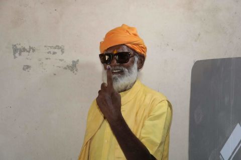 Bharatdas Darshandas, a priest, lives at a remote temple in the Gir forest. 