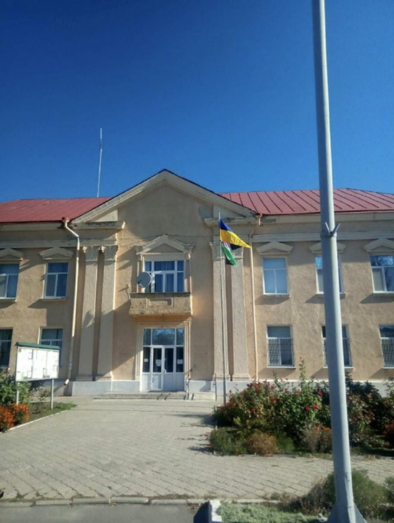 Ukrainian forces have raised their country’s flag in the Kharkiv settlement of Shevchenkove