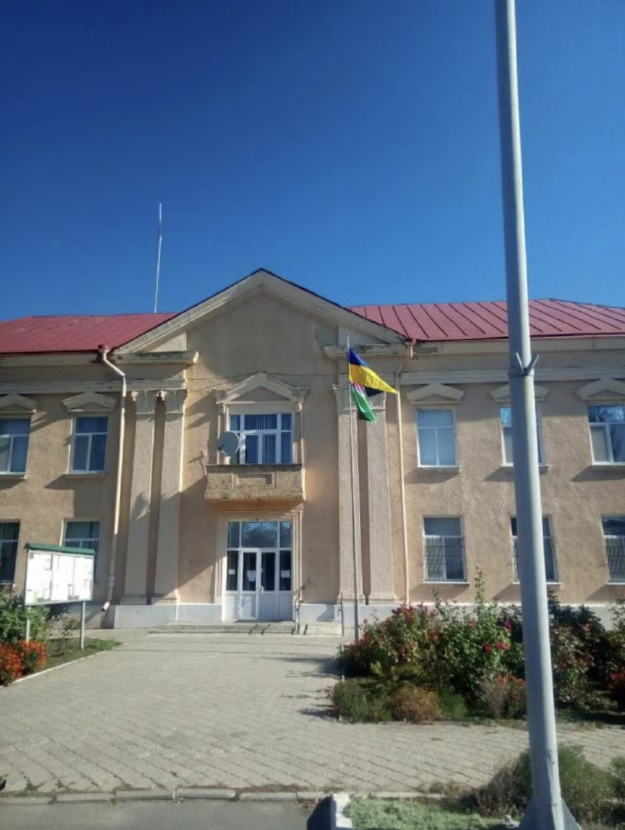 Ukrainian forces have raised their country’s flag in the Kharkiv settlement of Shevchenkove