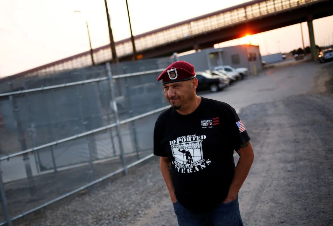 Héctor Barajas, veterano soldado estadounidense de origen mexicano, participa en el evento "Walk the Line" en la frontera entre Estados Unidos y México en 2021.